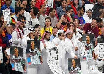 Qatar fans shared with Vn88cx when holding a picture of Ozil, responding to the German team’s gag action