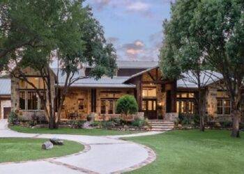 Flower Mound’s Secret to Selling Success: Professional Siding Painting and Home Value